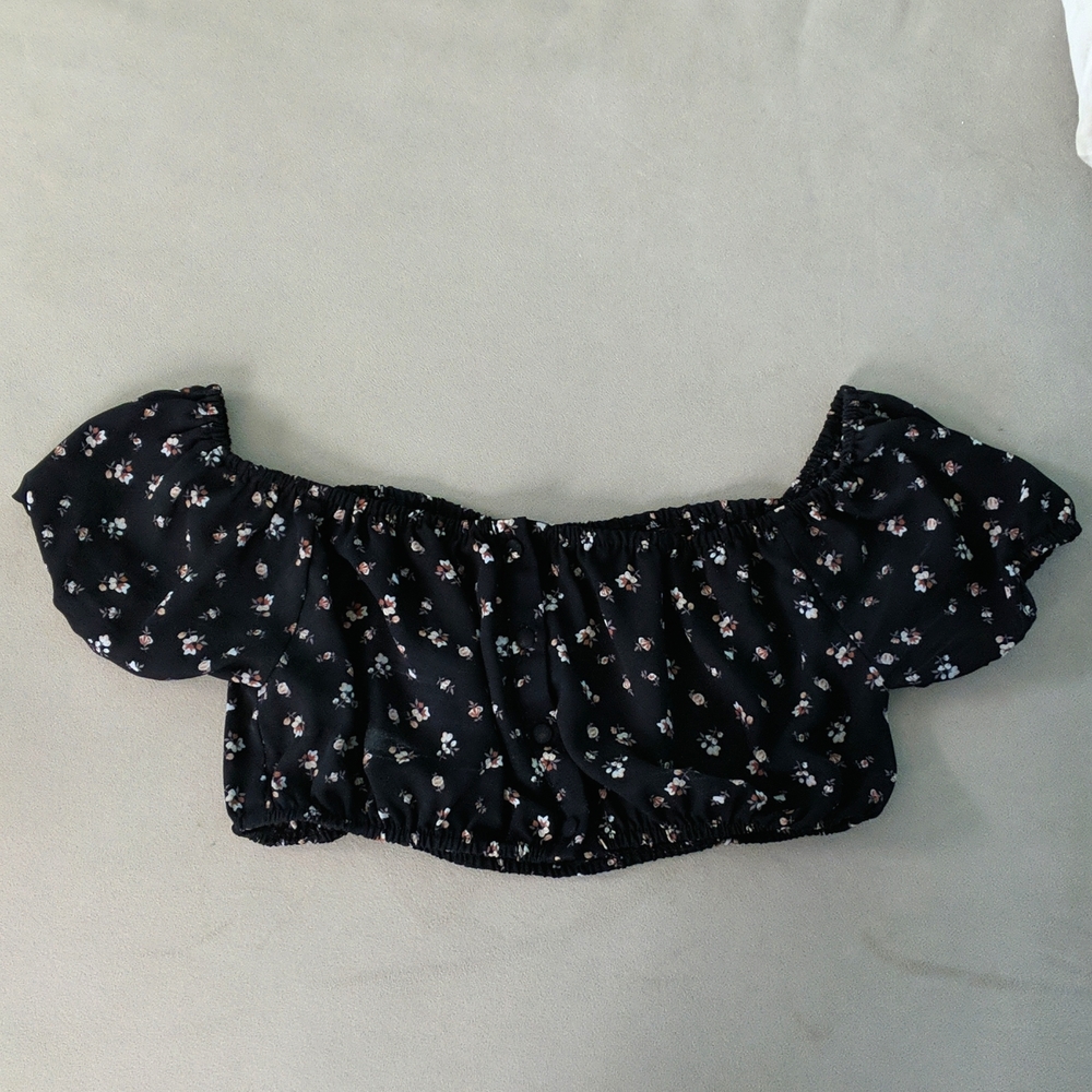 Black floral off the shoulder crop top - M